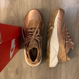 🔴 SOLD 🔴 NIKE Huarache Air Run SE in Rose Gold